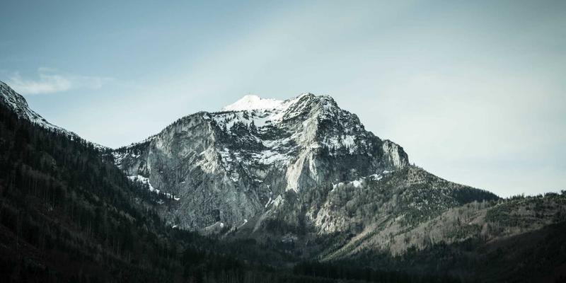 从静态到智能：标识标牌、广告制作与灯箱制作如何驱动智慧城市未来