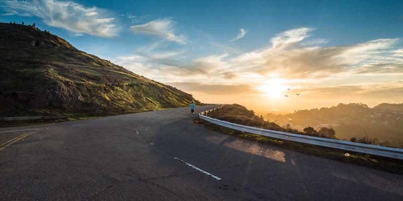 从静态灯箱到动态标牌：零售场所的数字标识革命与效果评估