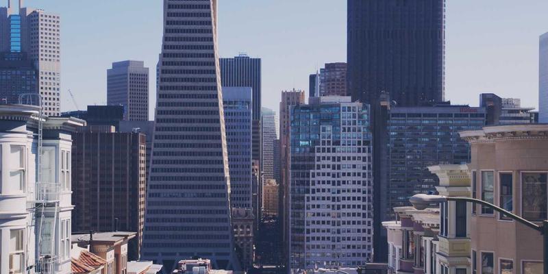 商业标识与户外广告：构建无障碍环境的关键设计规范与实践