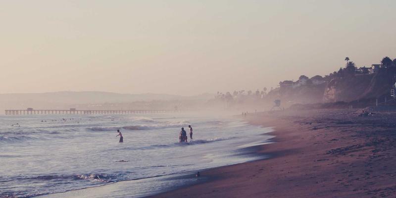 标识标牌：商业空间中的无声沟通者与品牌战略核心