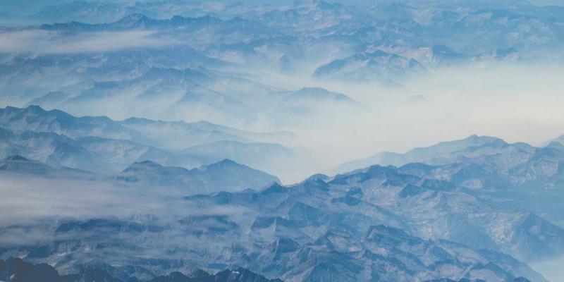 灯箱制作与标识标牌材料全解析：亚克力、金属、LED如何塑造中国标志